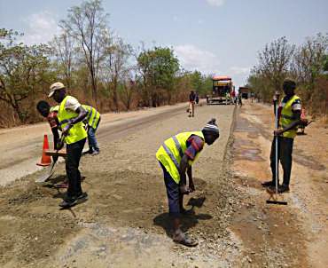 Work in Progress... Construction workers making progress on the Rehabilitation of Ilorin -Jebba -Mokwa-Birnin -Gwari-Kaduna-Road in Kwara State first awarded in 2013 but poorly funded until releases were made from the 2016 budget which has made possible the engagement of 350 local staff and deployment of 100 sets of equipmenT 