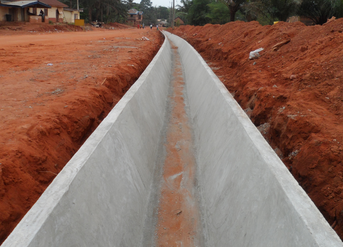 Personnel of the CGC Nigeria Limited,working on the Rehabilitation of Umana -Ndiagu - Agba - Ebenebe -Amansi Akwa with Supr to Umumba Road Section II (Umuna Ndiagu - Umunba/Nkwa -Ezeagu Express Obelegu Section ) Enugu State first awarded in 2012 but poorly funded until releases were made from the 2016 budget which would make possible the engagement of 300 local staff and deployment of 102 sets of equipment