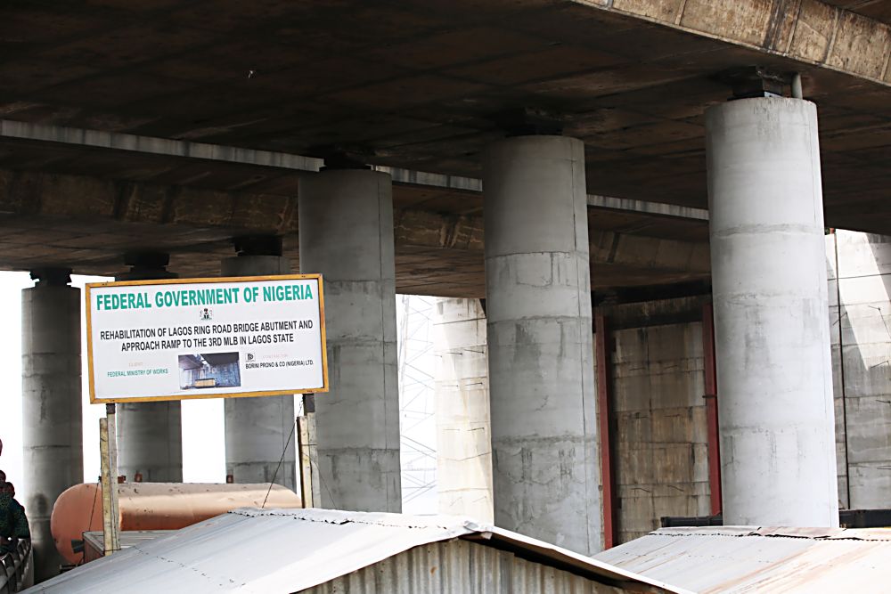 A cross section of the on going Rehabilitation of Lagos Ring Road Bridge Abutment and Approach Ramp of the Third Mainland Bridge in Lagos State during an inspection tour by the Hon.Minister of Power, Works & Housing, Mr Babatunde Fashola,SAN on Tuesday 3rd January, 2017