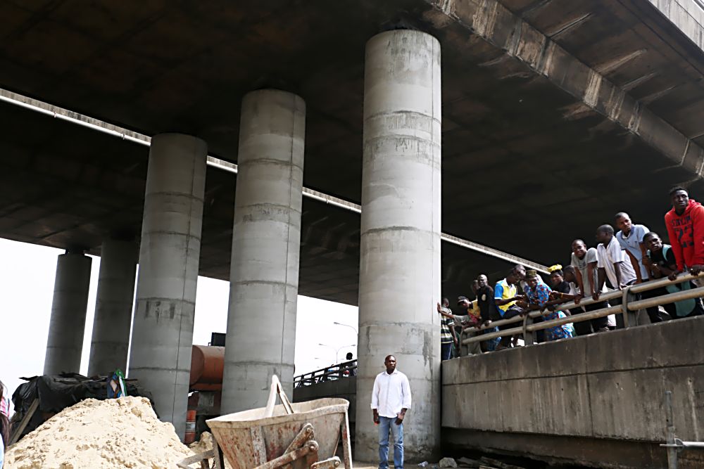 A cross section of the on going Rehabilitation of Lagos Ring Road Bridge Abutment and Approach Ramp of the Third Mainland Bridge in Lagos State during an inspection tour by the Hon.Minister of Power, Works & Housing, Mr Babatunde Fashola,SAN on Tuesday 3rd January, 2017