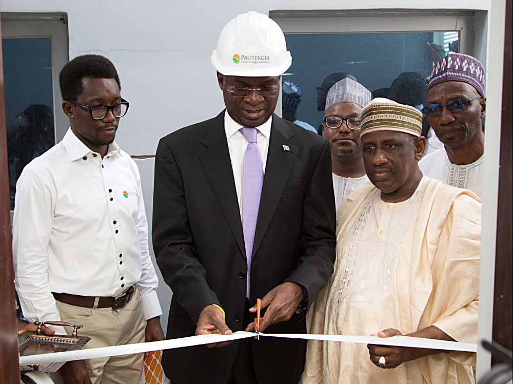 Hon Minister of Power Works  Housing Mr Babatunde Fashola SANmidldle Ag Permanent Secretary to the Ministry  Alh Chubado Muhammad Jada rightand Chief Executive Officer Protergia Mr Ayodeji Deji left during the Commissioning of the 100kWP RoofTop Solar PV System at the House on the RockThe RefugeCitadel  Towers City Gate  Abuja on Tuesday 23 May 2017