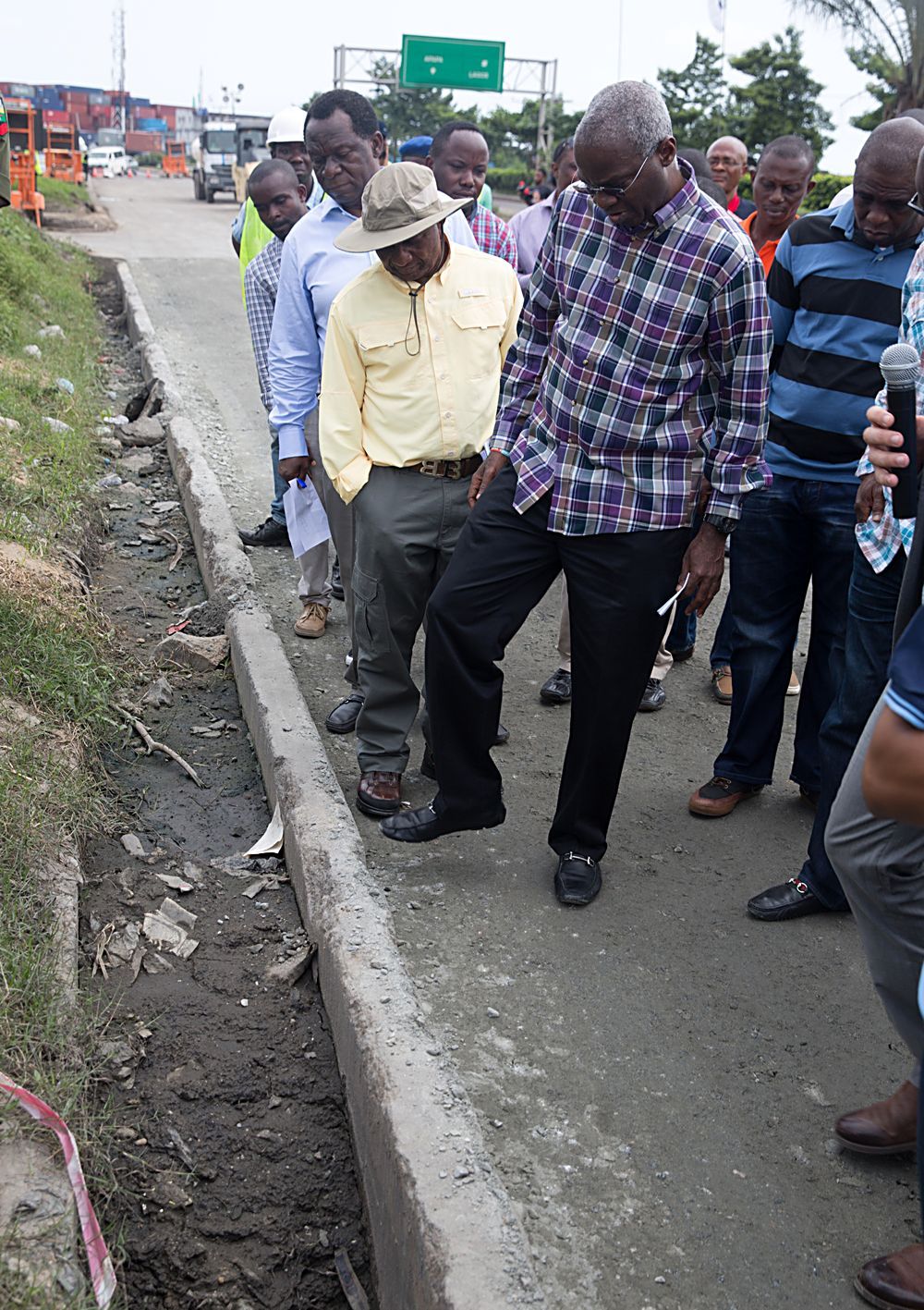 Hon Minister of Power Works  HousingMr Babatunde FasholaSANright Federal Controller of Works Lagos State Engr Godwin Eke middle and Director Highways SouthWest Engr Emmanuel Adeoye left during the inspection of the ongoing rehabilitation work on the failed sections of the ApapaIganmu and other selected roads in Lagos on Saturday 2nd September  2017