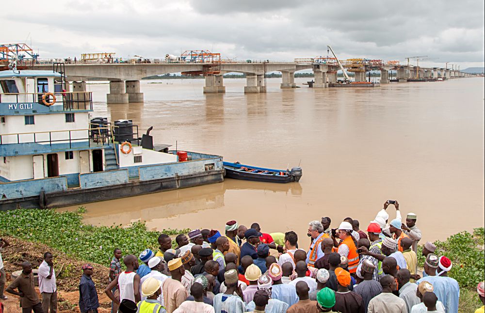 Hon Minister of Power Works  Housing Mr Babatunde Fashola SAN interacting with members of the Loko Community during the Hon Ministers joint inspection of the ongoing construction of Loko Oweto bridge over River Benue in Nasarawa and Benue States with hisAgriculture and Rural Development counterpart Chief Audu Ogbehon Tuesday 26th September 2017