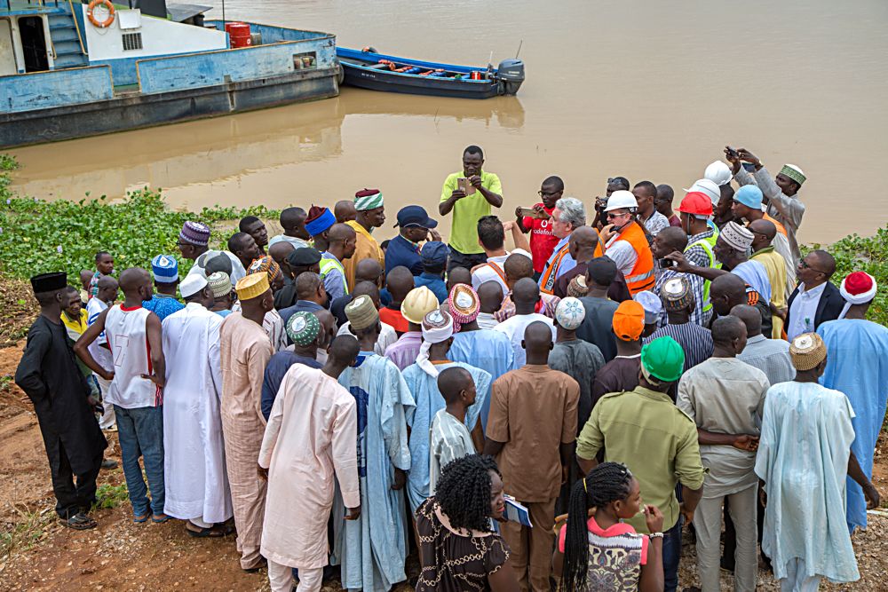 Hon Minister of Power Works  Housing Babatunde Fashola SAN and hisAgriculture and Rural Development counterpart Chief Audu Ogbehinteracting with members of the Loko Community during the Hon Ministers joint Inspection of the ongoing construction of Loko Oweto Bridge over River Benue in Nasarawa and Benue States on Tuesday 26th September 2017