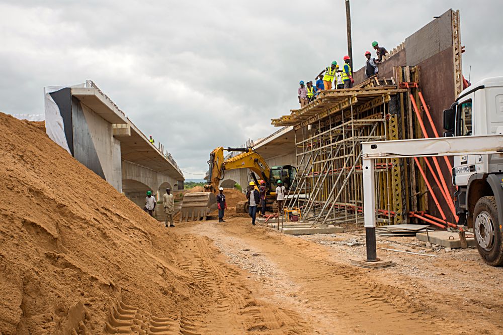 Cross section of the ongoing construction of the Loko Oweto Bridge over River Benuein Nasarawa and Benue Statesduring a joint inspection by theHon Minister of Power Works and Housing Mr Babatunde Fashola SAN and his Agriculture and Rural Development counterpart Chief Audu Ogbeh on Tuesday 26thSeptember 2017