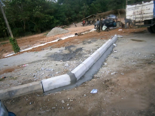 The concretelaybyeunder construction by personnel ofReynolds Construction Company Nigeria Limited as part ofthe Reconstruction and Asphalt overlay of Benin OfosuOreAjebaneleShagamu Dual Carriageway Phase IV Ajebandele Shagamuas captured in the monthly progress report directed during the recent meeting of the HonMinister of PowerWorks and Housing Mr Babatunde Fashola SAN with contractors handling major projects across the country