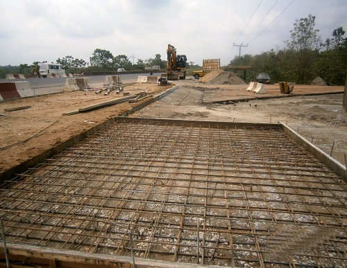 The concretelaybyeunder construction by personnel ofReynolds Construction Company Nigeria Limited as part oftheReconstruction and Asphalt overlay of Benin OfosuOreAjebandeleShagamu Dual Carriageway Phase IV Ajebandele Shagamuas captured in the monthly progress report directed during the recent meeting of the HonMinister of PowerWorks and Housing Mr Babatunde Fashola SAN with contractors handling major projects across the country