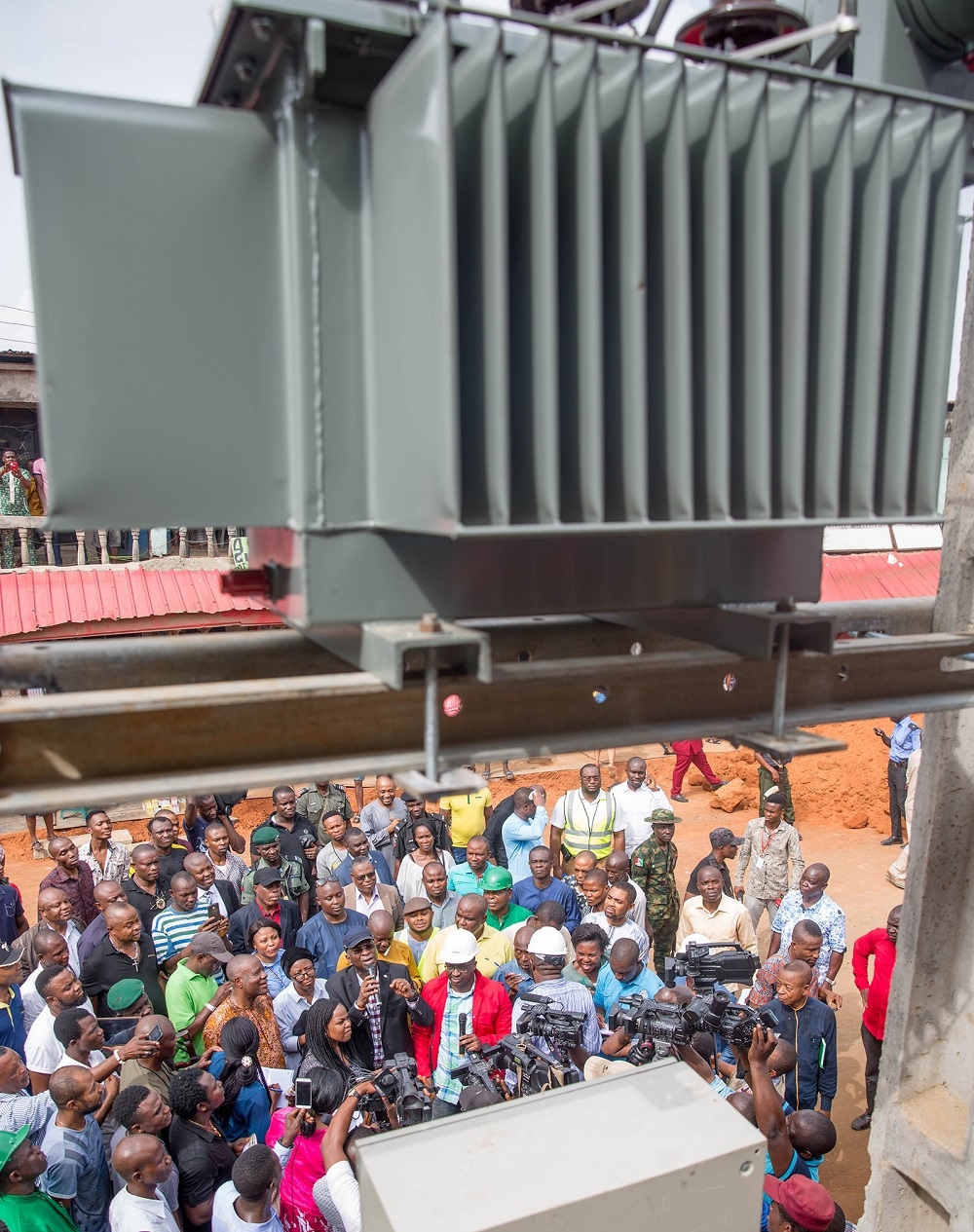 Hon Minister of Power Works  Housing Mr Babatunde FasholaSANmiddle flanked by theManaging DirectorCEO Rural Electrification AgencyREA Mrs Damilola Ogunbiyi left and others whileaddressing tradersduring the inspection of the electrifiedshops under the Federal Government sEnergizingEconomies Initia tiveatAriaria Market Aba Abia State on Thursday 17th May 2018