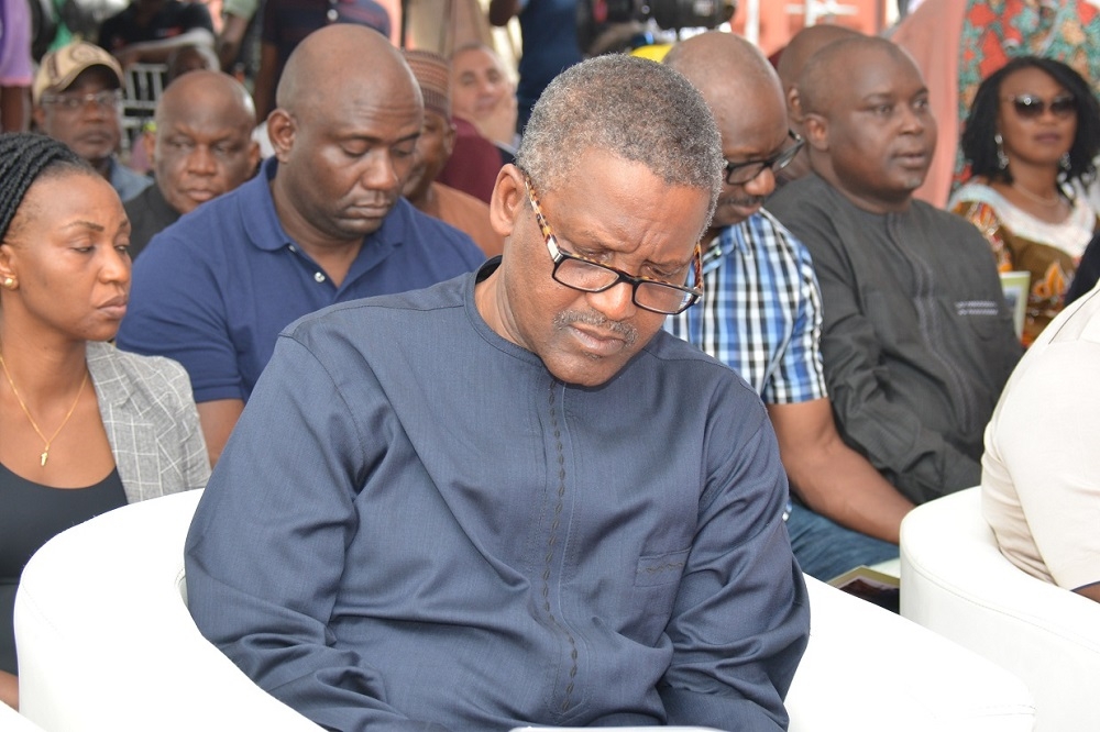 The Honourable Minister of Power Works and Housing His Excellency Babatunde Raji Fasola The Executive Governor of Lagos State His Excellency Mr Akinwunmi Ambode Senate Committee Chairman on Works Senator Kabiru Gaya Senator Oluremi Tinibu Chairman Dangote Group Alhaji Aliko Dangote MD Nigeria Port Authority NPA with management staff of the Ministry at the FlagOff Ceremony of The Reconstruction of Apapa  Oshodi  Oworonshoki  Ojota Expressway in Lagos State on the 17th of November 2018 Contract No 6488