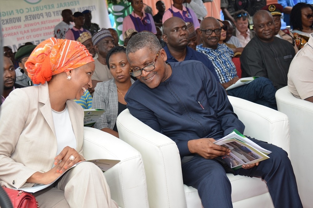 The Honourable Minister of Power Works and Housing His Excellency Babatunde Raji Fasola The Executive Governor of Lagos State His Excellency Mr Akinwunmi Ambode Senate Committee Chairman on Works Senator Kabiru Gaya Senator Oluremi Tinibu Chairman Dangote Group Alhaji Aliko Dangote MD Nigeria Port Authority NPA with management staff of the Ministry at the FlagOff Ceremony of The Reconstruction of Apapa  Oshodi  Oworonshoki  Ojota Expressway in Lagos State on the 17th of November 2018 Contract No 6488