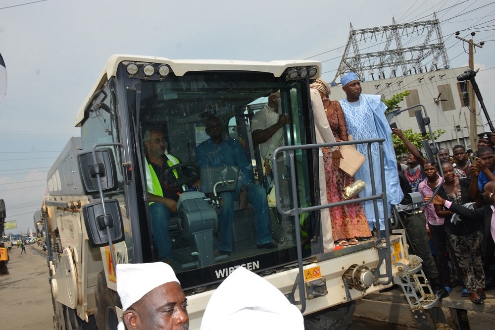 The Honourable Minister of Power Works and Housing His Excellency Babatunde Raji Fasola The Executive Governor of Lagos State His Excellency Mr Akinwunmi Ambode Senate Committee Chairman on Works Senator Kabiru Gaya Senator Oluremi Tinibu Chairman Dangote Group Alhaji Aliko Dangote MD Nigeria Port Authority NPA with management staff of the Ministry at the FlagOff Ceremony of The Reconstruction of Apapa  Oshodi  Oworonshoki  Ojota Expressway in Lagos State on the 17th of November 2018 Contract No 6488