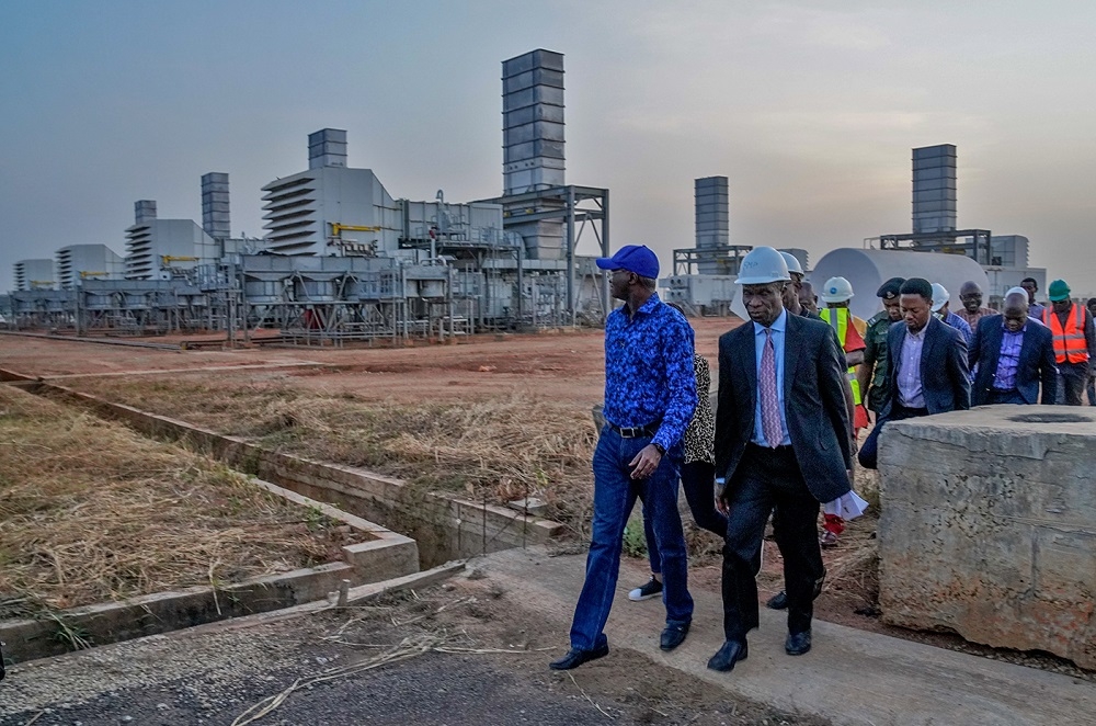 Hon  Minister of Power  Works   Housing  Mr Babatunde Fashola  SAN  left   Project Manager  Rockson Engineering   Ltd  Engr  Igwe Onuoha  right  and others  during the inspection of the ongoing construction work on the 215MW Kaduna Power Plant in Kudenda  Kaduna State on Sunday    25th  November 2018