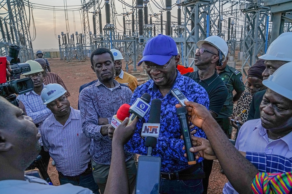 Hon  Minister of Power  Works   Housing  Mr Babatunde Fashola  SAN middle  speaking with media men shortly after   the inspection of the ongoing construction work on the 215MW Kaduna Power Plant in Kudenda  Kaduna State on Sunday  25th November 2018