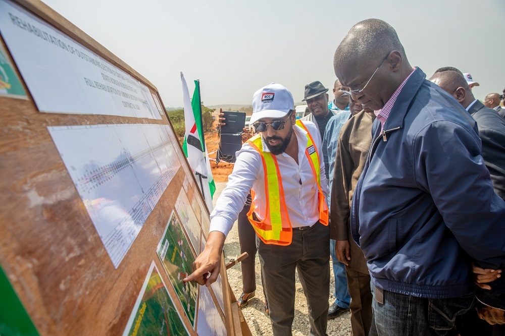 Work in Progress     Hon  Minister of Power  Works   Housing  Mr Babatunde Fashola  SAN  right  and Chief Enginner  Reynolds Construction Company Nigeria Limited  Engr  Feda Natour  left   during the inspection of the Rehabilitation of Outstanding Sections of Onitsha  Enugu Expressway  Enugu     Amansea  Enugu State border  in Enugu State and Umunya     Amawbia Section in Anambra State on Monday 10th  December 2018