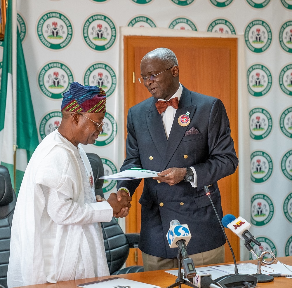 Hon  Minister of Power  Works   Housing  Mr Babatunde Fashola  SAN right  and Governor   State of Osun   Mr Isiaka Gboyega Oyetola left  during a  meeting on State of Osun s infrastructural development   at   the Ministry of Power  Works and Housing Headquarters  Mabushi  Abuja on Monday 17th  December 2018