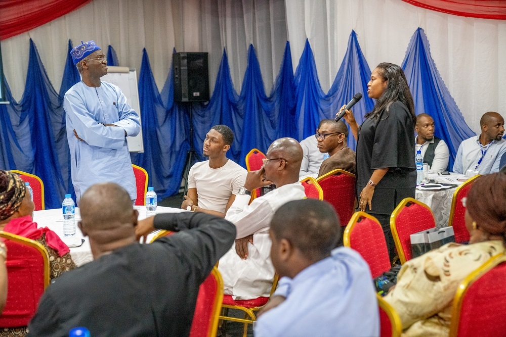 Hon  Minister of Power  Works   Housing and Keynote Speaker  Mr Babatunde Fashola  SAN   left  during the Etomi Leadership Conference 2018 with the theme    lf Not Us  Who  If Not Now  When     at the Grand Junction Room  Landmark Towers  Water Corporation Rd  Victoria Island  Lagos on Friday 28th  December 2018