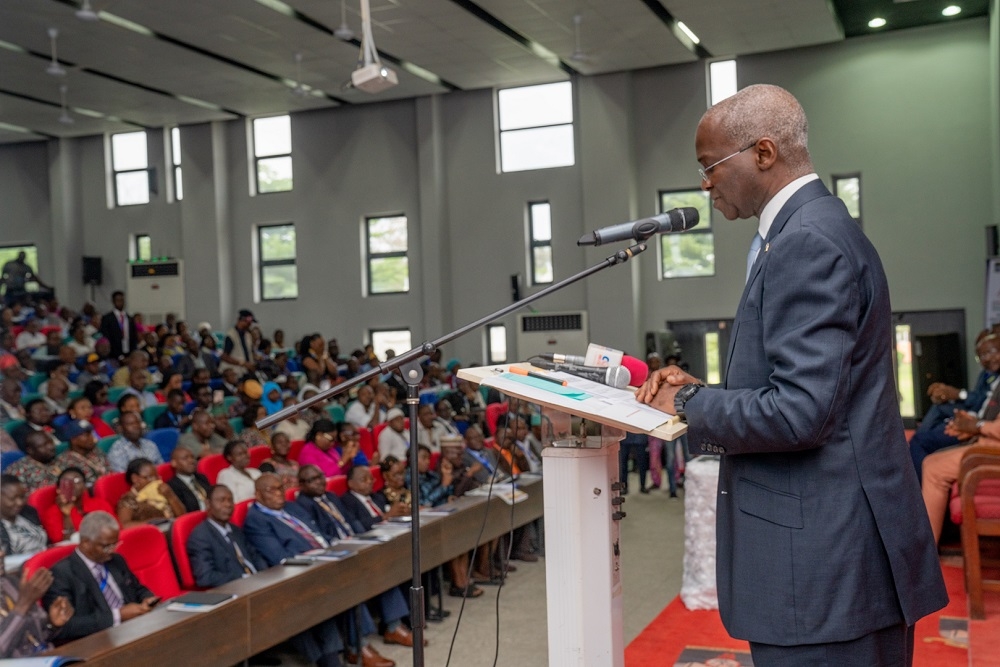 Hon  Minister of Works   Housing  Mr  Babatunde   Fashola SAN  right  delivering the Keynote Address at the Lagos State University s 1st Research Fair and Endowment of Research Grants Fund with the theme   Driving National Development through Research and Innovation   at the Aderemi Makanjuola Lecture Theatre  LASU Ojo  Lagos on Tuesday 3rd September 2019