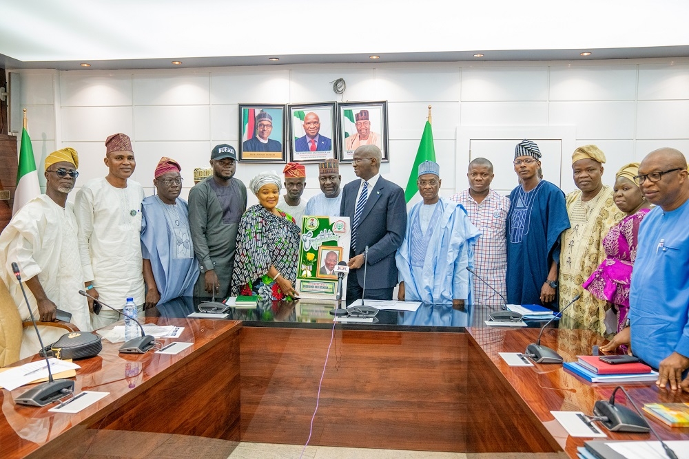 Hon  Minister of Works   Housing  Mr Babatunde Fashola SAN 7th right   joined by Minister of State in the Ministry  Engr  Abubakar Aliyu  6th left   Permanent Secretary  Works   Housing  Mr  Mohammed Bukar 5th right  and others as he receives a congratulatory card from the South West Coordinator Good Governance Ambassadors of Nigeria GOGAN    Alhaja Bisi Eletu 5th left  and  Public Relations Officer Comrade Adeyeri Maxwell 4th left  shortly after a courtesy visit by GOGAN the Ministry of Works   Housing  Headquarters on Thursday  12th September  2019