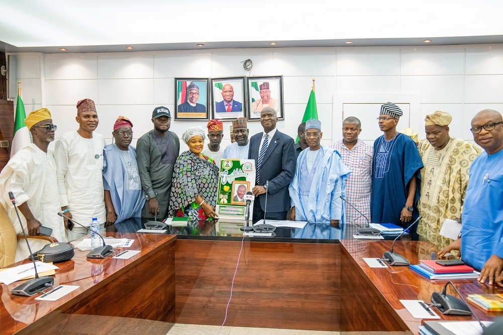 Hon  Minister of Works   Housing  Mr Babatunde Fashola SAN 7th right   Minister of State in the Ministry  Engr  Abubakar Aliyu  6th left   Permanent Secretary  Works   Housing  Mr  Mohammed Bukar 5th right  South West Coordinator Good Governance Ambassadors of Nigeria GOGAN    Alhaja Bisi Eletu 5th left   Public Relations Officer  Comrade Adeyeri Maxwell 4th left  and others  in a group photograph shortly after a courtesy visit by the GOGAN at the Ministry of Works   Housing  Headquarters on Thursday  12th September  2019