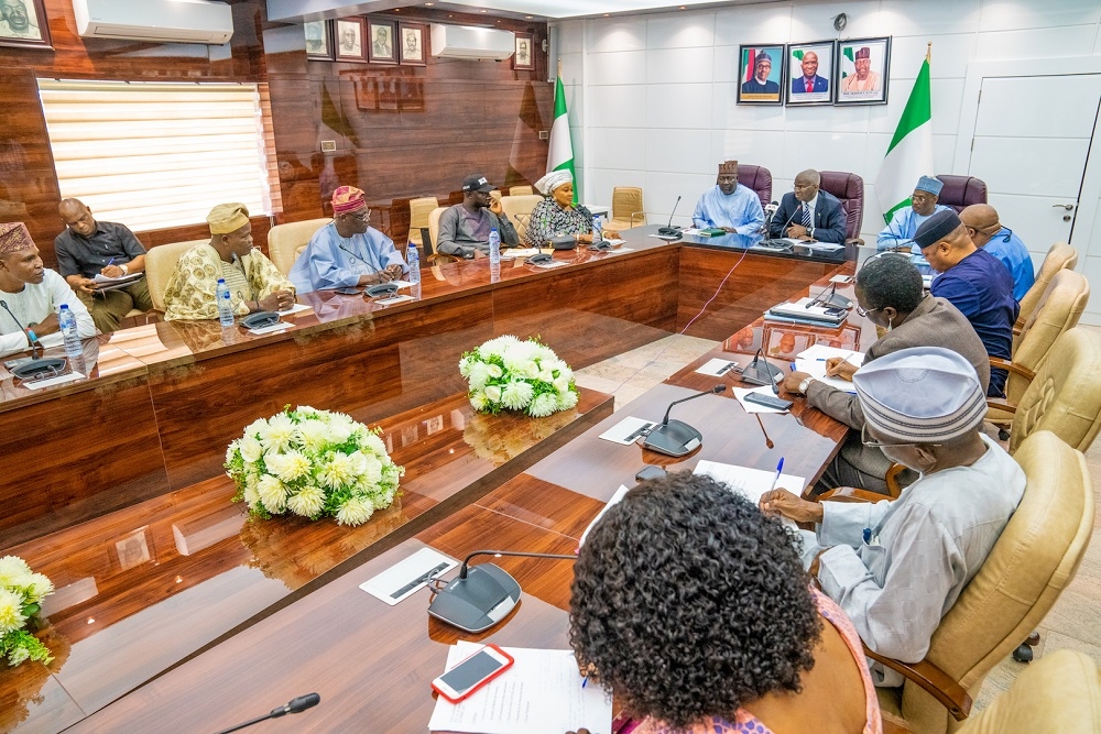 Hon  Minister of Works   Housing  Mr Babatunde Fashola SAN middle   Minister of State in the Ministry  Engr  Abubakar Aliyu  6th left   Permanent Secretary  Works   Housing  Mr  Mohammed Bukar 6th right   South West Coordinator   Good Governance Ambassadors of Nigeria GOGAN    Alhaja Bisi Eletu 5th right   Public Relations Officer   Comrade Adeyeri Maxwell 4th left    during a courtesy visit by the GOGAN at the Ministry of Works   Housing  Headquarters on Thursday  12th September  2019