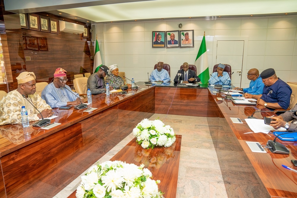 Hon  Minister of Works   Housing  Mr Babatunde Fashola SAN middle   Minister of State in the Ministry  Engr  Abubakar Aliyu  6th left   Permanent Secretary  Works   Housing  Mr  Mohammed Bukar 6th right   South West Coordinator   Good Governance Ambassadors of Nigeria GOGAN  Alhaja Bisi Eletu 5th right   PRO  Comrade Adeyeri Maxwell 4th left    during a courtesy visit by GOGAN at the Ministry of Works   Housing  Headquarters on Thursday  12th September  2019