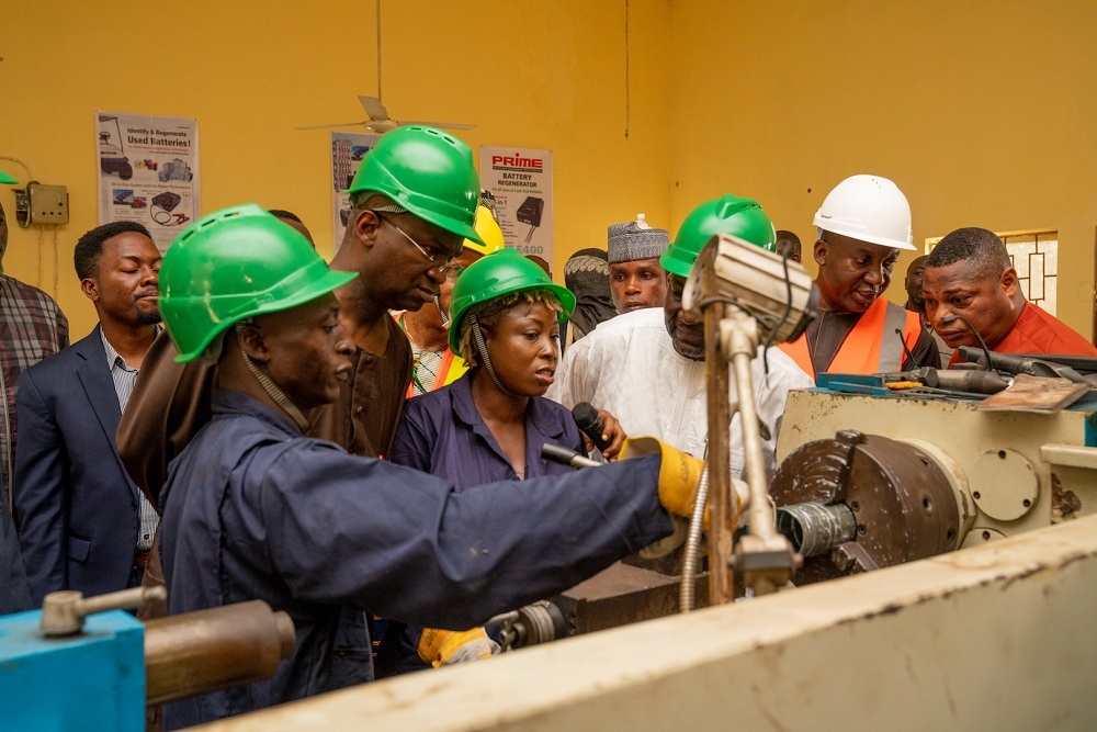 Hon  Minister of Works   Housing  Mr Babatunde Fashola SAN and Minister of State in the Ministry  Engr  Abubakar Aliyu interacting with the Staff of the Zonal Workshop Division during the inspection of the Federal Ministry of Works   Housing s Engineering Centre comprising   the Zonal Workshop   Electrical  Mechanical Training School in Kuje  Abuja on Friday  13th September 2019