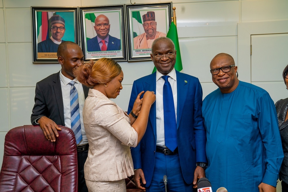 Hon  Minister of Works   Housing  Mr Babatunde Fashola SAN being decorated with an advocacy badge by  Medical Officer  Dr Owoeye  Olowe Oluyemisi as one of the Coordinators   National Blood Transfusion Service Abuja Centre  Dr Omo Izedonmwen  and  Director Highways  Construction and Rehabilitation  Engr  Yemi Oguntominiyi   right     shortly after an Advocacy visit by the members of the National Blood Transfusion Service Abuja Centre at the Ministry of Works   Housing  Headquarters on Monday  14th October 2019