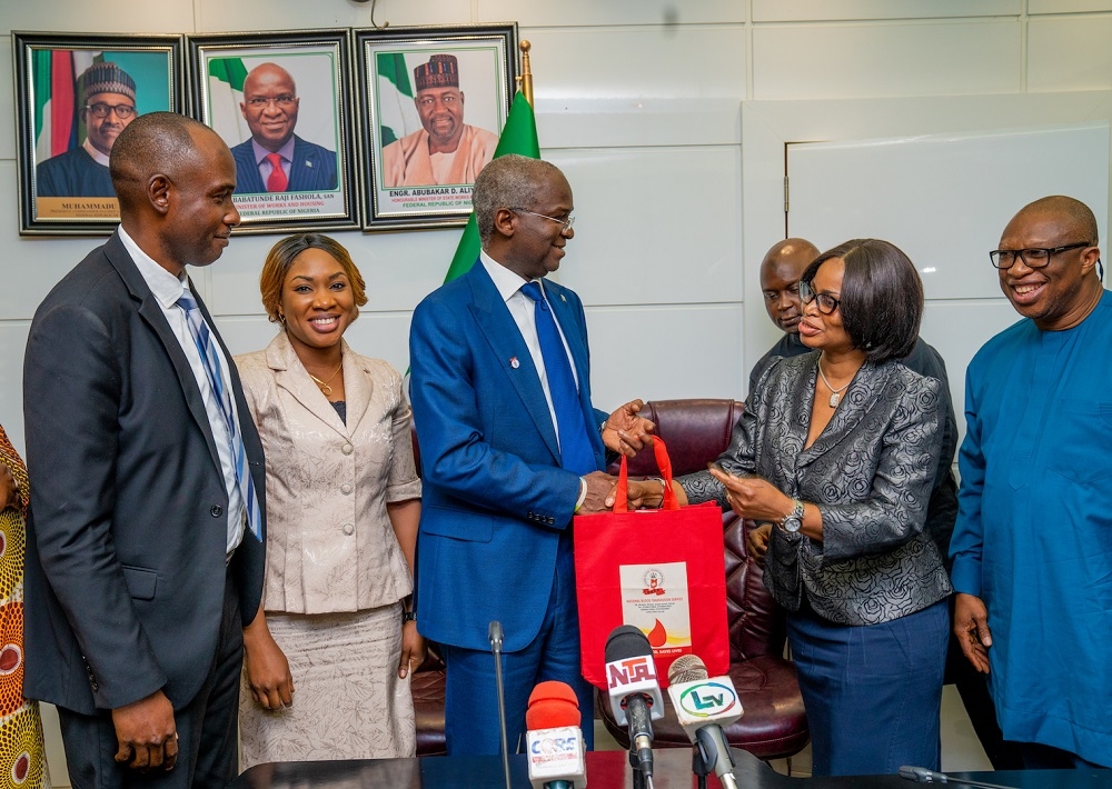 Hon  Minister of Works   Housing  Mr Babatunde Fashola SAN middle   Coordinator National Blood Transfusion Service Abuja Centre  Dr Oluwatoyin Smith 2nd right  Dr Omo Izedonmwen left   Medical Officer  Dr Owoeye  Olowe Oluyemisi 2nd left  and others shortly after an Advocacy visit by the members of the National Blood Transfusion Service Abuja Centre at the Ministry of Works   Housing  Headquarters on Monday  14th October 2019