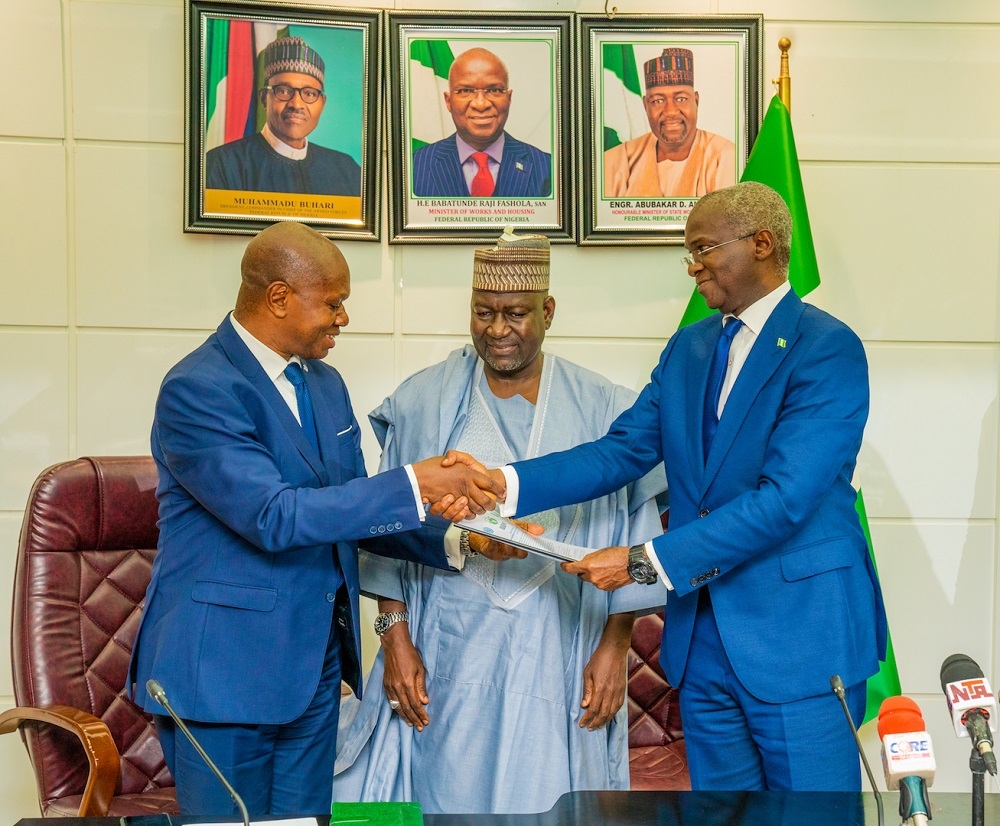 Hon  Minister of Works   Housing  Mr Babatunde Fashola SAN right   Minister of State in the Ministry  Engr  Abubakar Aliyu  middle  and   Representative to ECOWAS and Regional Director  Nigeria Regional Hub  United Nations Industrial Development Organization UNIDO  Mr Jean Bakole left  shortly after a courtesy visit   at the Ministry of Works   Housing  Headquarters on Monday  14th October 2019