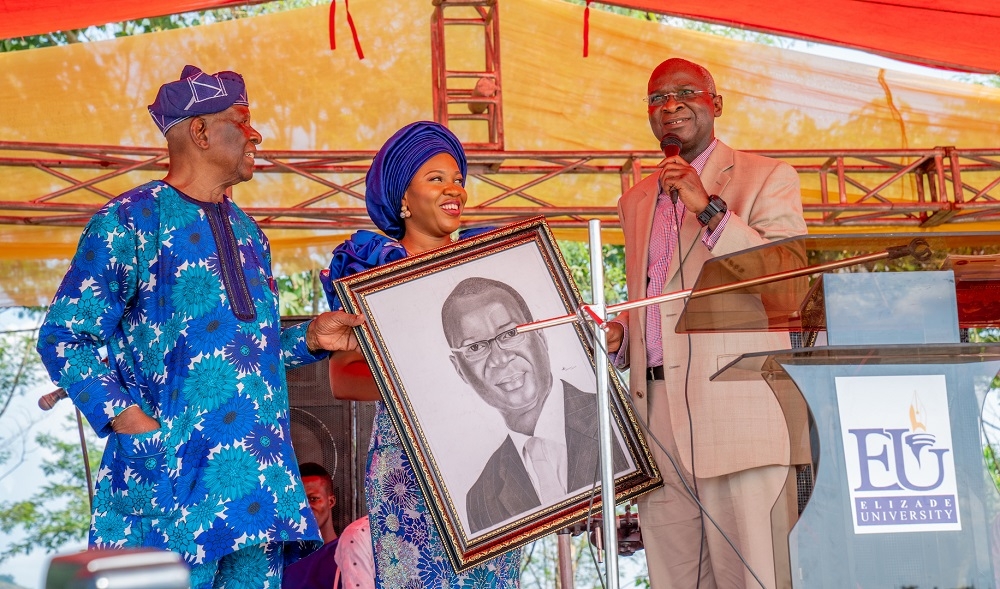 Hon  Minister of Works   Housing  Mr Babatunde Fashola SAN right   being presented a portrait by   Chairman  Elizade Group and Aare Atayese of llara   Mokin  Chief Micheal Ade  Ojo  left   his wife  Mrs Taiwo Ade Ojo   middle   after the Official Commissioning of the 6KM Road Network in Ilara  Mokin  Akure  Ondo State constructed by Chief Ade Ojo on Saturday  9th November 2019