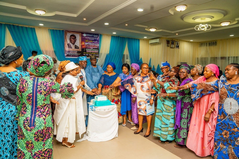 Guest Speaker   Hon  Minister of Works   Housing  Mr Babatunde Fashola SAN   middle  flanked by Chairman  Island Club  Mr Philip Kola Abumere and other guests while cutting the Anniversary Cake as conducted by   the Erelu of Lagos  Erelu Abiola Dosunmu  shortly after    the Island Club 76th Anniversary Lecture with the theme     Restructuring  Lessons from Brexit    delivered by the Hon  Minister at the Peacock Hall  Island Club  Onikan  Lagos on Friday  15th November 2019