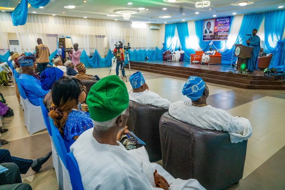 Guest Speaker   Hon  Minister of Works   Housing  Mr Babatunde Fashola SAN right  delivering    the Island Club 76th Anniversary Lecture with the theme     Restructuring  Lessons from Brexit    at the Peacock Hall  Island Club  Onikan  Lagos on Friday  15th November 2019