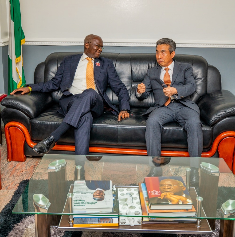 Hon  Minister of Works   Housing  Mr Babatunde Fashola SAN left  and the Republic of Korea Ambassador to Nigeria Ambassador Lee In  Tae right  during a courtesy visit to the Hon Minister s Office at the Ministry of Works   Housing Headquarters  Mabushi  Abuja on Tuesday  19th November 2019