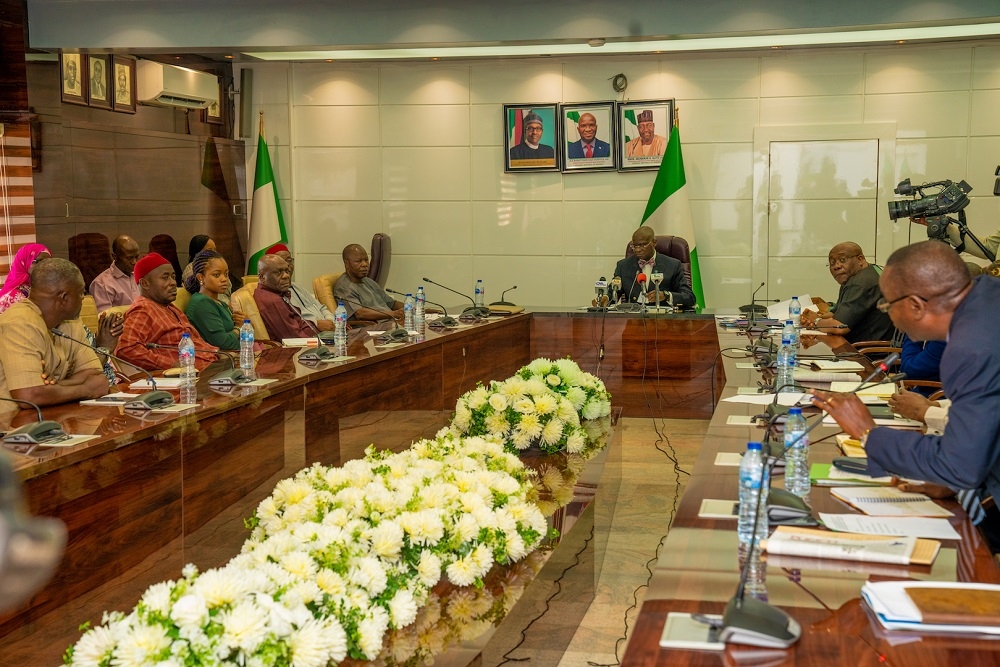 Hon  Minister of Works   Housing  Mr Babatunde Fashola SAN middle   National President  Engr  Isaac  Uhunmwagho left  and others during   a    a courtesy visit by the National Executive   Trustees of Public Transport Owners of Nigeria Association  PTONA  at the Ministry of Works   Housing  Headquarters on Monday  9th December 2019