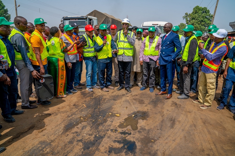 Hon  Minister of Works   Housing  Mr Babatunde Fashola SAN middle   Director  Highways  Construction and Rehabilitation  Engr  Yemi Oguntominiyi 4th right   Commissioner for Works   Infrastructure  Niger State  Engr  Ibrahim Muhammad Panti  Chairman  Gurara Local Government Area Council  Hon  Yusuf Waili 2nd right  and journalists   being briefed by the  Federal Controller of Works  Niger State  Engr  Iheanacho Felix Umeh 7th left   on the harmful effects of parking trucks and in the process dumping petroleum products on highways  during the inspection of the ongoing Dualization of Suleja     Minna Road  Phase I    on Day One of the Hon Minister s inspection tour of Highway Projects in Niger State on Monday  27th January 2020