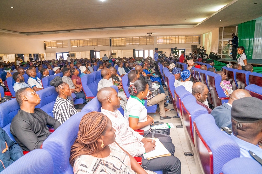 Hon  Minister of Works   Housing and Guest Speaker  Mr Babatunde Fashola  SAN   right   delivering his Keynote address on the  theme   INSECURITY    Taking Actions Against Organized Crime      at the 4th Annual Lecture Organized by the United Action for Change at the Digital Bridge Institute   Lagos on Thursday  6th February  2020