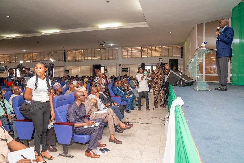 Hon  Minister of Works   Housing and Guest Speaker  Mr Babatunde Fashola  SAN   right   delivering his Keynote address on the  theme   INSECURITY    Taking Actions Against Organized Crime      at the 4th Annual Lecture Organized by the United Action for Change at the Digital Bridge Institute   Lagos on Thursday  6th February  2020