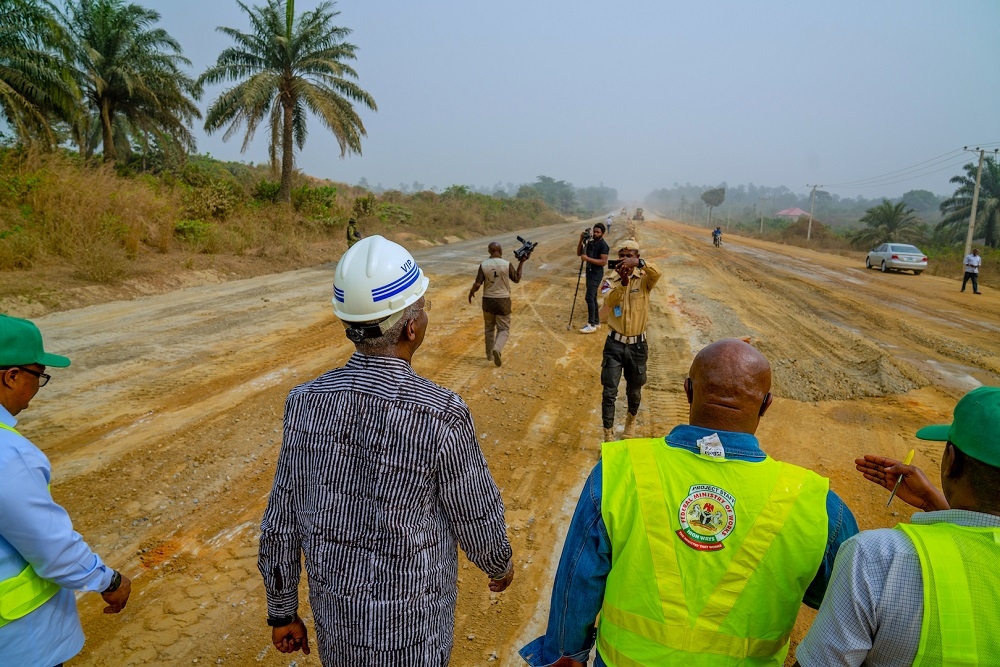 Hon  Minister of Works   Housing  Mr Babatunde Fashola SAN middle   Director  Highways  Construction and Rehabilitation  Engr  Yemi Oguntominiyi 3rd right  and others during the Hon  Minister s inspection of ongoing   Dualization of Odukpani     Itu  Spur to Ididep Itam      Ikot Ekpene Road in Cross River and Akwa Ibom States on Thursday  13th February 2020