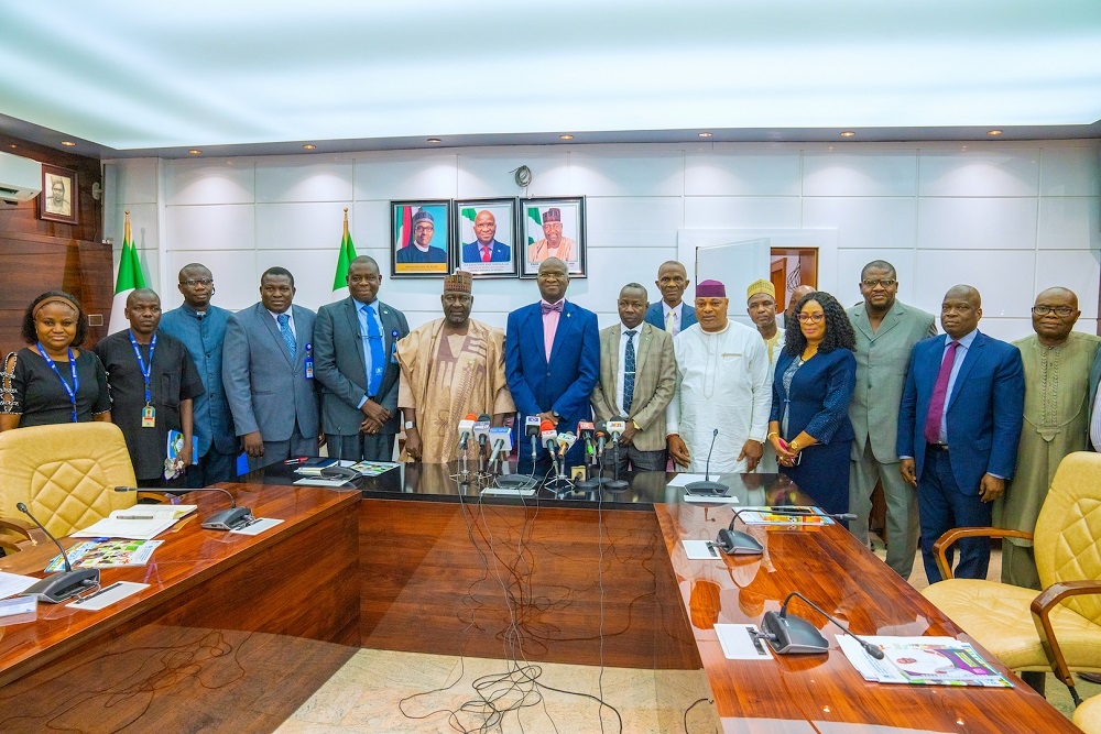 Hon  Minister of Works   Housing  Mr Babatunde Fashola SAN middle   Minister of State in the Ministry  Engr  Abubakar Aliyu 6th left     Surveyor General of the Federation  OSGoF   Surveyor Taiwo Adeniran    6th right   Executive Director  African Regional Institute for Geospatial Information Science and Technology AFRIGIST   Dr Adewale Akingbade  5th left   Deputy Executive Director  Abdoulaye Belem  4th left    Special Adviser  Communications to the Hon  Minister  Mr Hakeem Bello  2nd right    and others   in a group photograph   shortly after a courtesy visit to the Hon  Minister   s Office at the Ministry of Works   Housing Headquarters  Mabushi  Abuja on Tuesday 25th February 2020