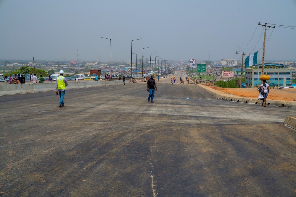 Cross Section of the  Completed Section of the Kara End to Berger Bus Stop of the Lagos     Ibadan Expressway during a final Inspection by officials of the Federal Ministry of Works and Housing on Saturday  29th  February 2020