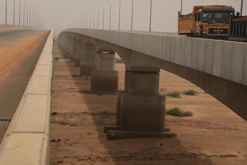 The Hon  Minister of Works and Housing  Babatunde Fashola  SAN   the Hon Minister of State  Engr  Abubakar D  Aliyu  FNSE   Director  Highway Construction and Rehabilitation Engr  Yemi Oguntominiyi  Federal Controller of Works  Nasarawa State  staff and members of the press at the inspection tour of Loko Oweto Bridge in Nasarawa     Benue State by Messrs RCC Ltd on the 13th of March  2020