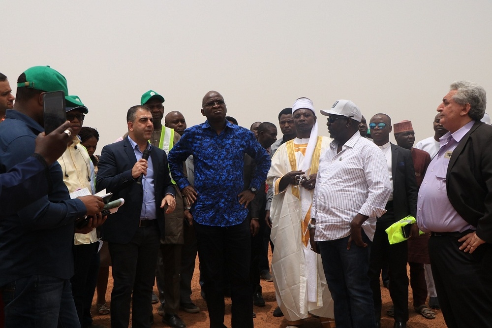 The Hon  Minister of Works and Housing  Babatunde Fashola  SAN   the Hon Minister of State  Engr  Abubakar D  Aliyu  FNSE   Director  Highway Construction and Rehabilitation Engr  Yemi Oguntominiyi  Federal Controller of Works  Nasarawa State  staff and members of the press at the inspection tour of Loko Oweto Bridge in Nasarawa     Benue State by Messrs RCC Ltd on the 13th of March  2020