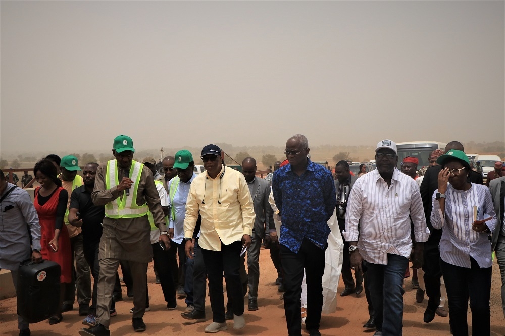 The Hon  Minister of Works and Housing  Babatunde Fashola  SAN   the Hon Minister of State  Engr  Abubakar D  Aliyu  FNSE   Director  Highway Construction and Rehabilitation Engr  Yemi Oguntominiyi  Federal Controller of Works  Nasarawa State  staff and members of the press at the inspection tour of Loko Oweto Bridge in Nasarawa     Benue State by Messrs RCC Ltd on the 13th of March  2020