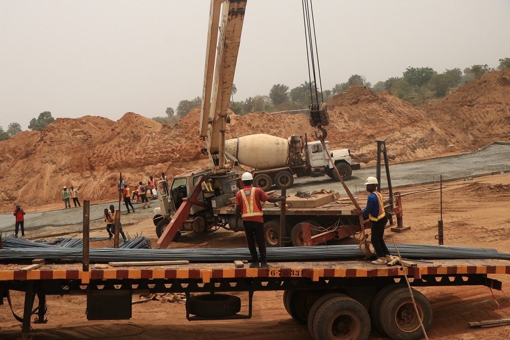 The Hon  Minister of Works and Housing  Babatunde Fashola  SAN   the Hon Minister of State  Engr  Abubakar D  Aliyu  FNSE   Director  Highway Construction and Rehabilitation Engr  Yemi Oguntominiyi  Federal Controller of Works  Nasarawa State  staff and members of the press at the inspection tour of Loko Oweto Bridge in Nasarawa     Benue State by Messrs RCC Ltd on the 13th of March  2020