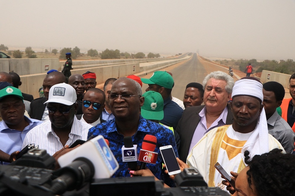 The Hon  Minister of Works and Housing  Babatunde Fashola  SAN   the Hon Minister of State  Engr  Abubakar D  Aliyu  FNSE   Director  Highway Construction and Rehabilitation Engr  Yemi Oguntominiyi  Federal Controller of Works  Nasarawa State  staff and members of the press at the inspection tour of Loko Oweto Bridge in Nasarawa     Benue State by Messrs RCC Ltd on the 13th of March  2020