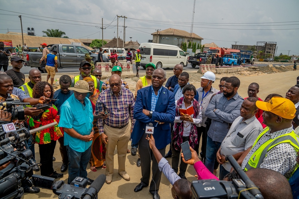 Hon  Minister of Works   Housing  Mr Babatunde Fashola SAN  middle  flanked by the Director  Highways  Construction and Rehabilitation  Engr  Oluyemi Oguntominiyi  3rd left   Director  Highways  South South Zone  Engr  Godwin Eke  2nd left   the Federal Controller of Works in Rivers State  Engr  Johnson Fadire  right   the Assistant Chief Engineer  Rivers State Field Headquarters  Engr  Tarilade Enwereama  left  and others while speaking with journalists shortly after the inspection of the Reconstruction of Enugu  Port Harcourt Expressway  Section lV  Aba   Port Harcourt in Rivers and Abia States by the Hon  Minister on Thursday  19th March 2020