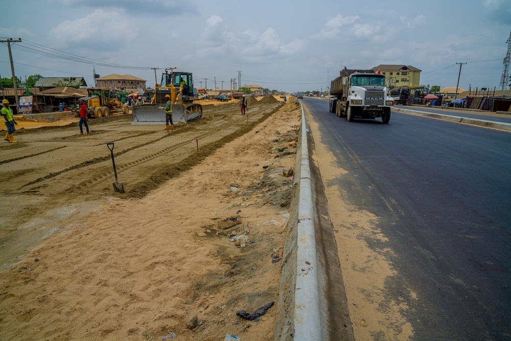 Personnel of CCECC at work on the Port Harcourt Township segment  being upgraded to eight lanes  during the inspection of the Reconstruction of Enugu  Port Harcourt Expressway  Section lV  Aba   Port Harcourt in Rivers and Abia States by the Hon  Minister  of Works   Housing  Mr Babatunde Fashola SAN  on Thursday  19th March 2020