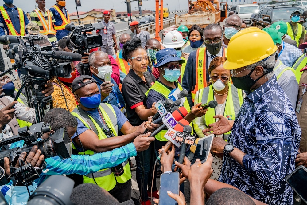 Hon. Minister of Works and Housing, Mr Babatunde Fashola,SAN (right) speaking with Journalists shortly after the inspection tourÂ of the Hon. Minister to theÂ partially closed Third Mainland Bridge in Lagos State currently undergoingÂ Repairs and Restoration worksÂ on Tuesday 27th July 2020