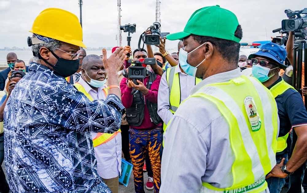 Hon. Minister of Works and Housing, Mr Babatunde Fashola SAN (left), the Director Highways, Bridges and Designs, Engr. Emmanuel Â Adeoye (right) and othersÂ  during the inspection visit of the Hon. Minister to theÂ partially closed Third Mainland Bridge in Lagos State currently undergoingÂ Repairs and Restoration worksÂ on Tuesday 27th July 2020