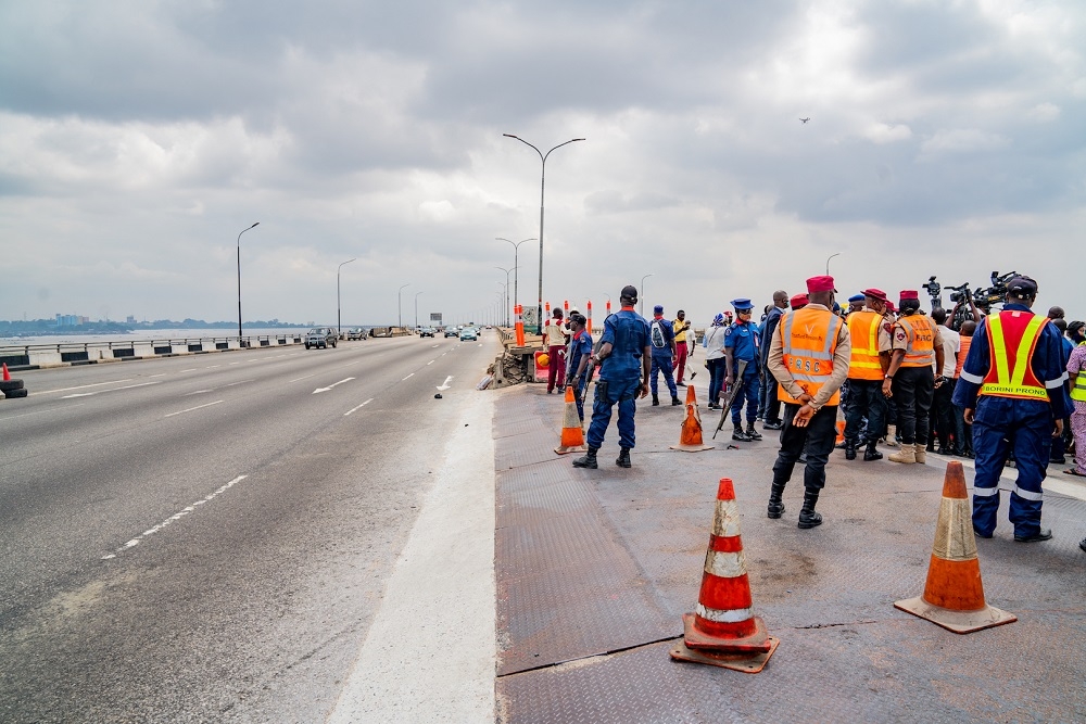 A cross section of the partially closed Third Mainland Bridge in Lagos State currently undergoingÂ Repairs and RestorationÂ works during an inspection tour by theÂ Hon. Minister of Works and Housing, Mr Babatunde Fashola,SANÂ on Tuesday 27th July 2020